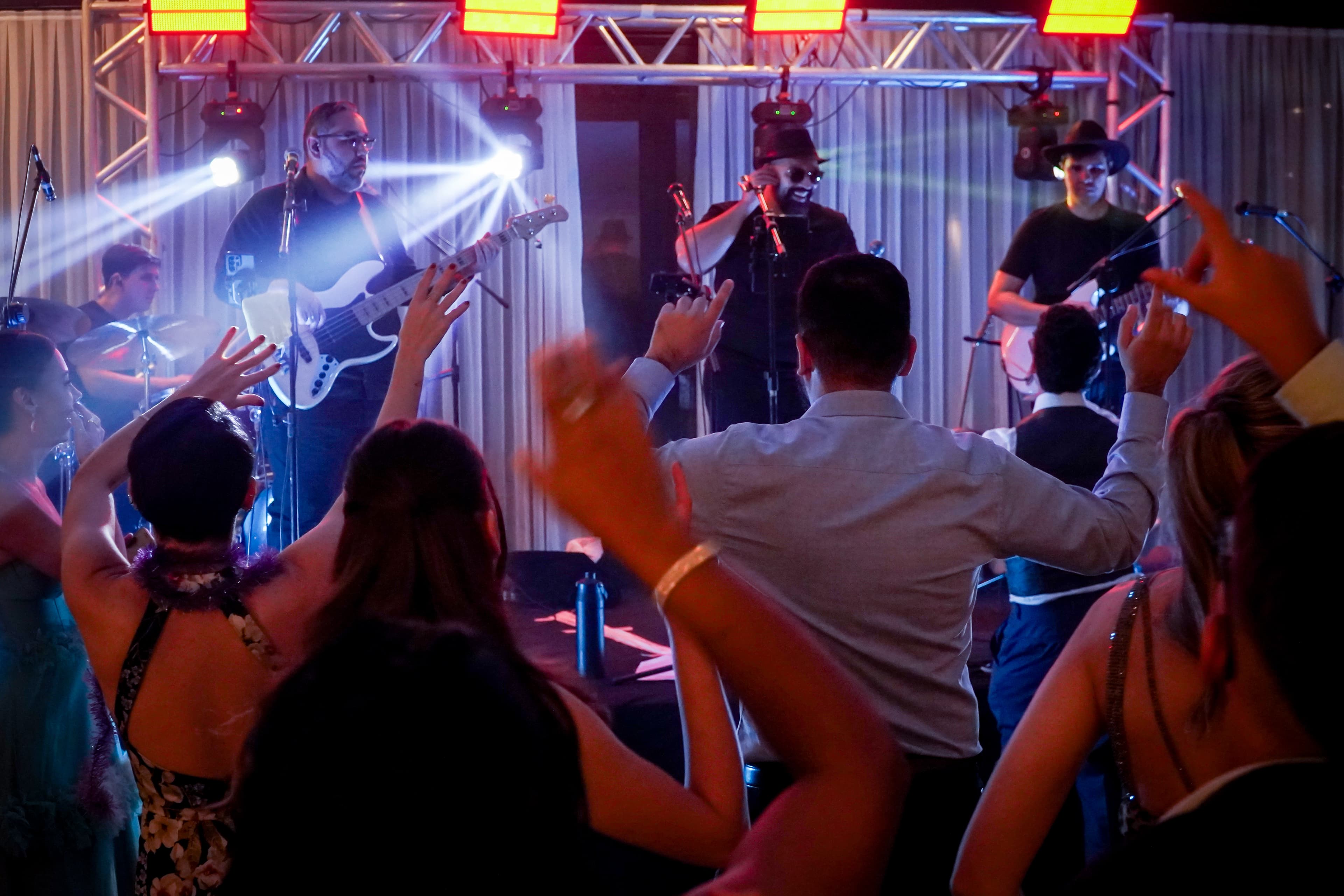Capa - Banda ao vivo ou DJ para casamento: qual escolher?