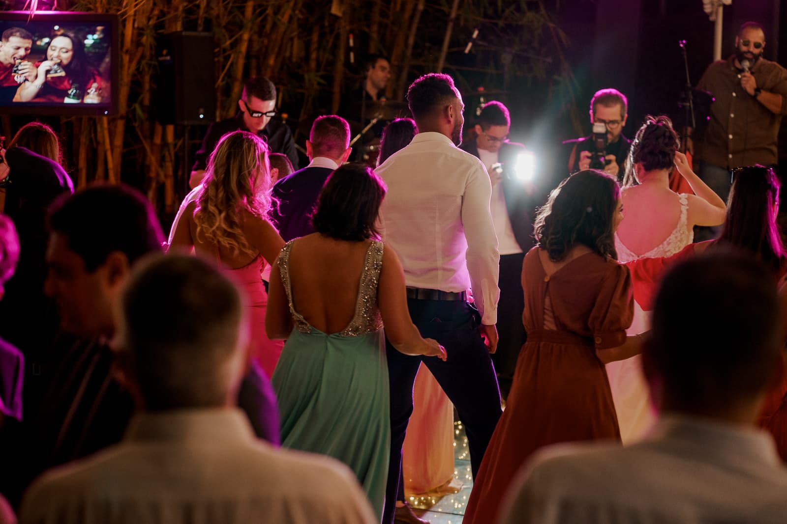 Espetáculo visual no palco com banda para casamento